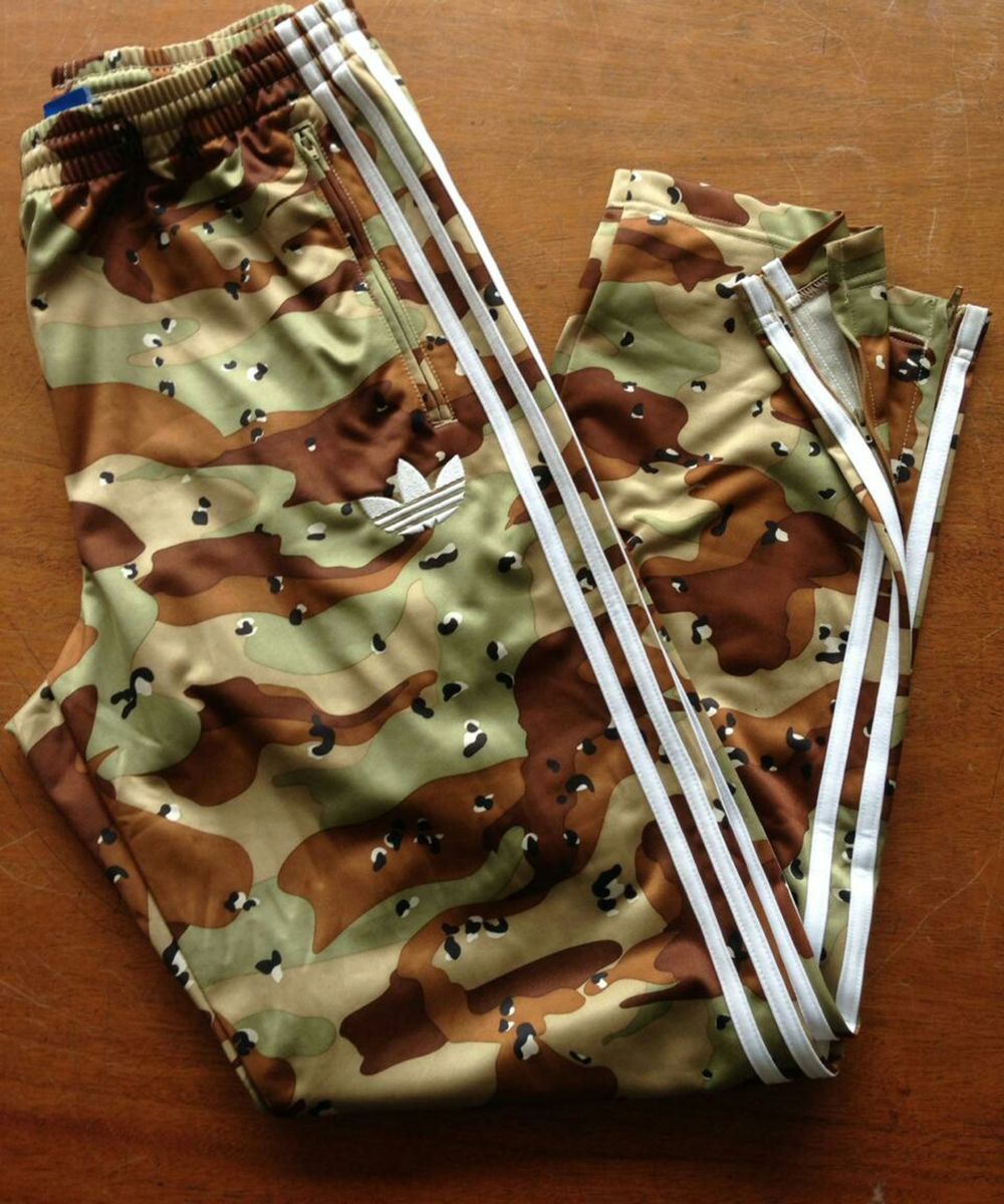 calça camuflada adidas