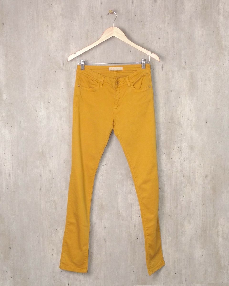 calça jeans amarelo queimado