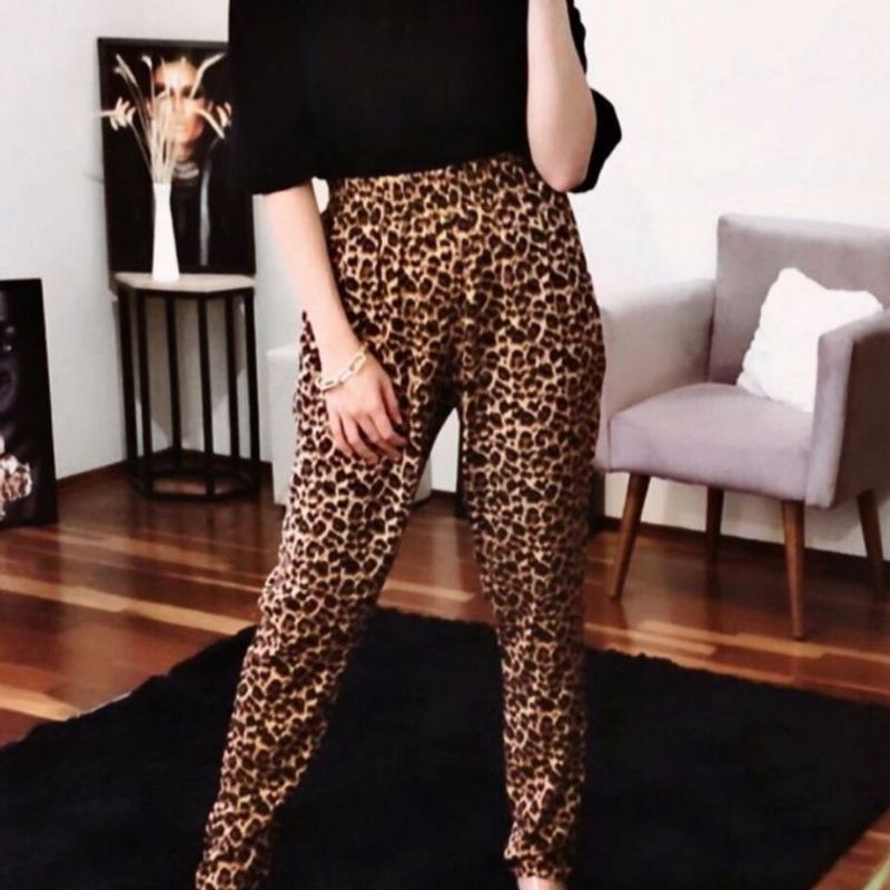 Calça Animal Print Oncinha Jogger Calça Feminina Usado 85465752 - Main Image