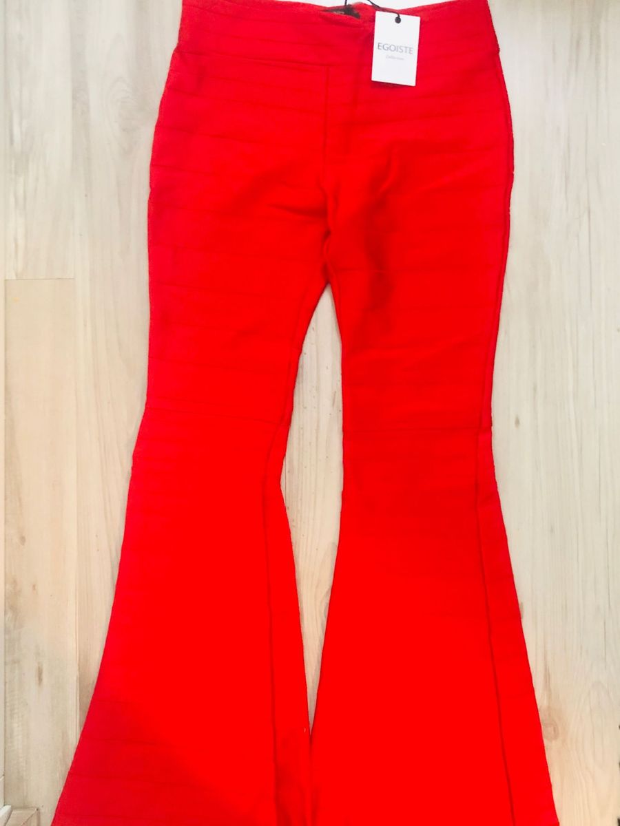 calça vermelha flare