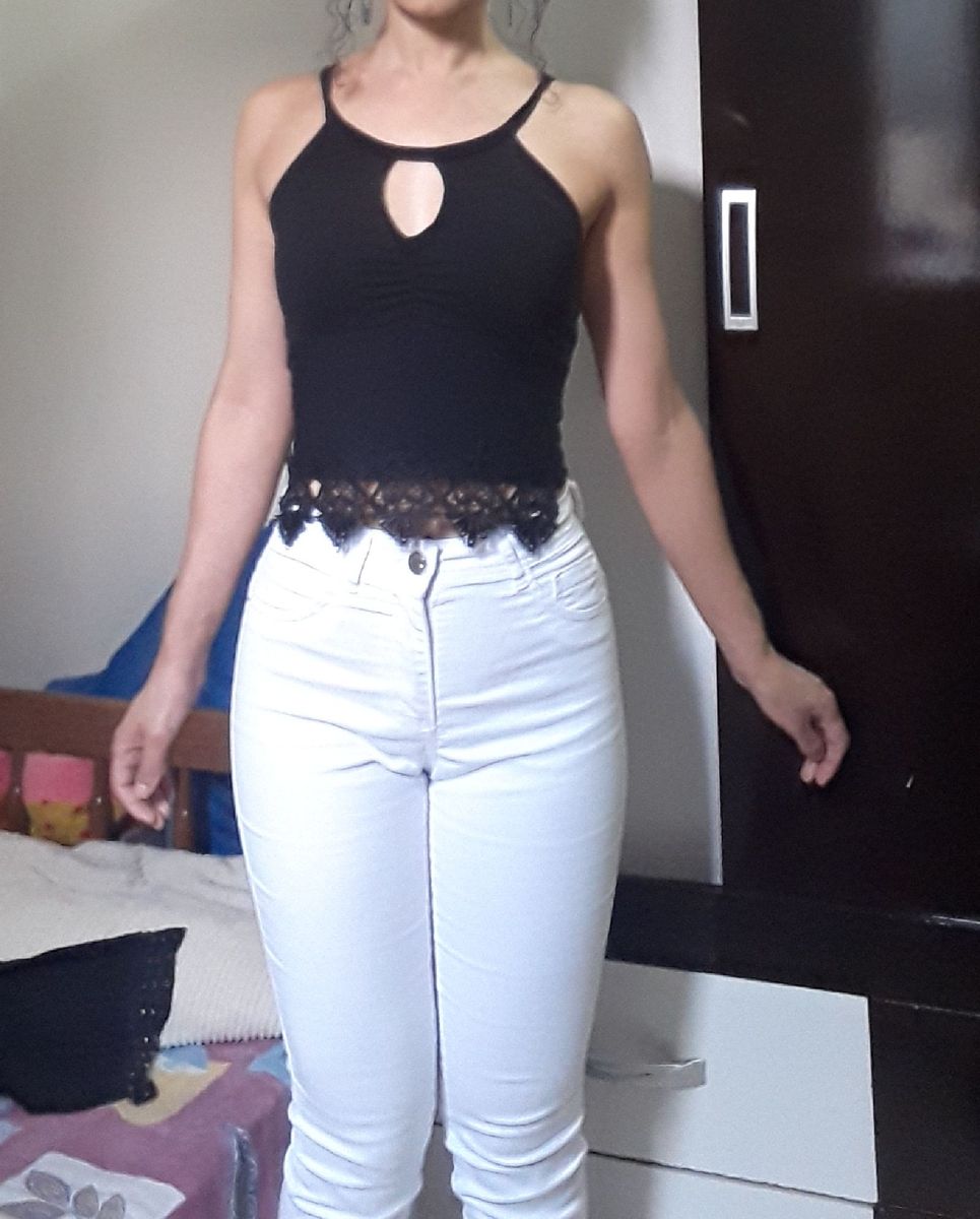 blusa preta com calça branca