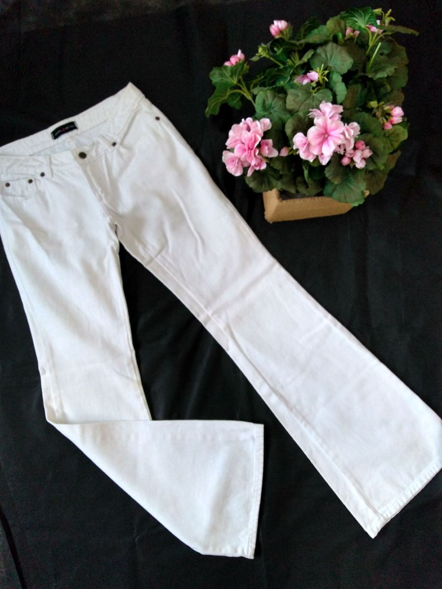 calça branca estilosa