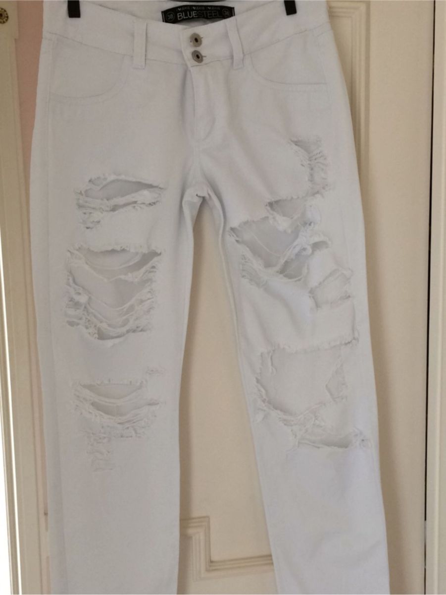 calça branca rasgada feminina