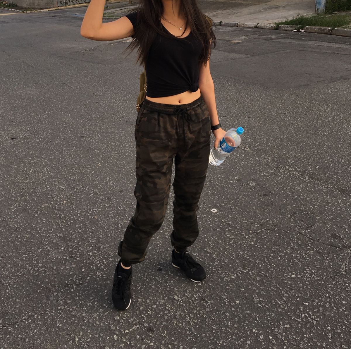 calça camuflada folgada