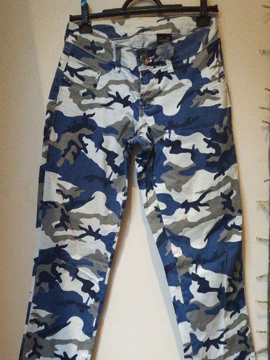 calça camuflada azul feminina