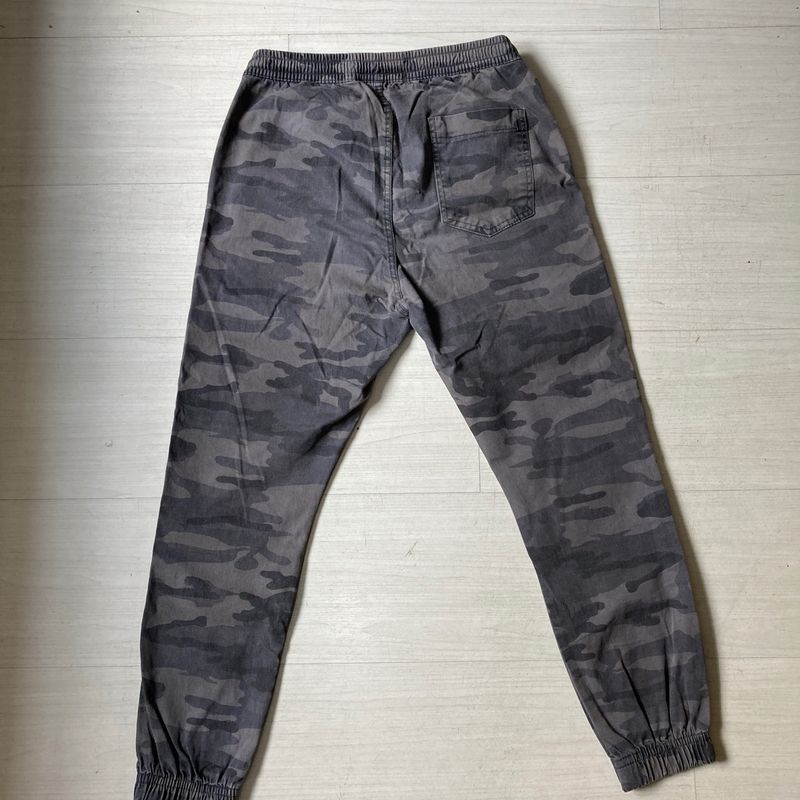 Calça camuflada na sales renner