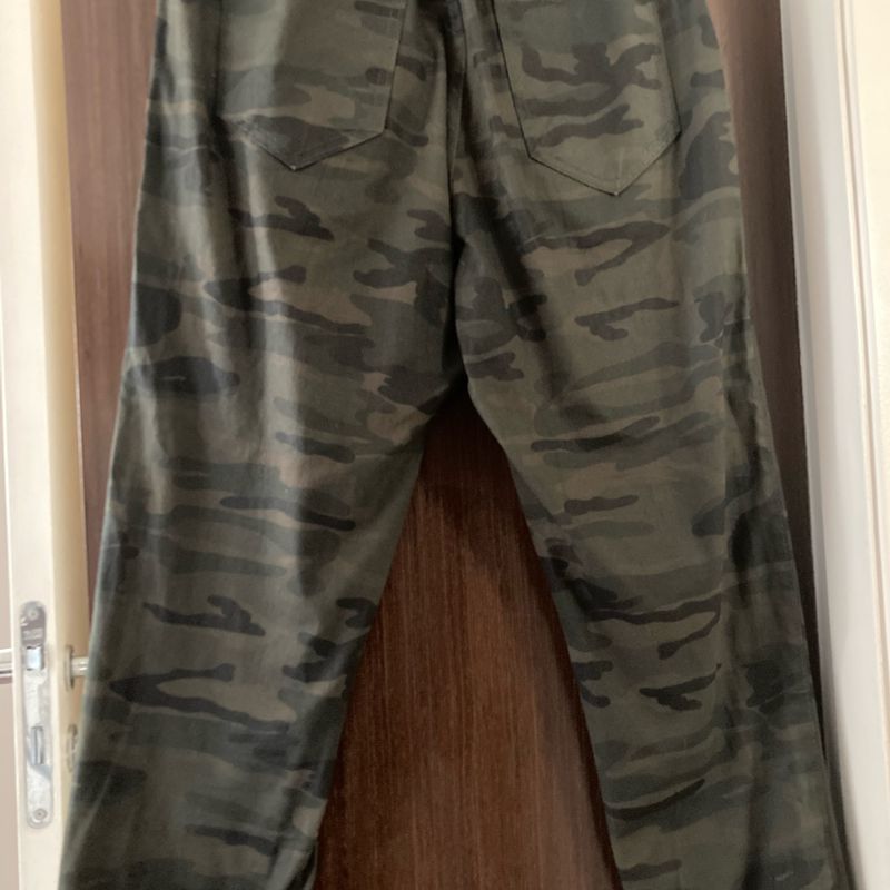 Calça store camuflada escura