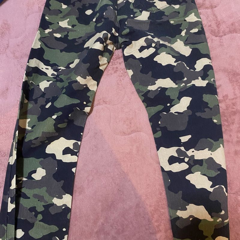 Calça camuflada fashion com elastico