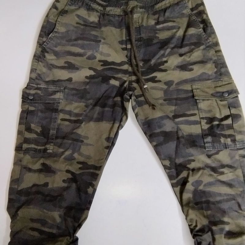 Calça camuflada com store elástico na perna