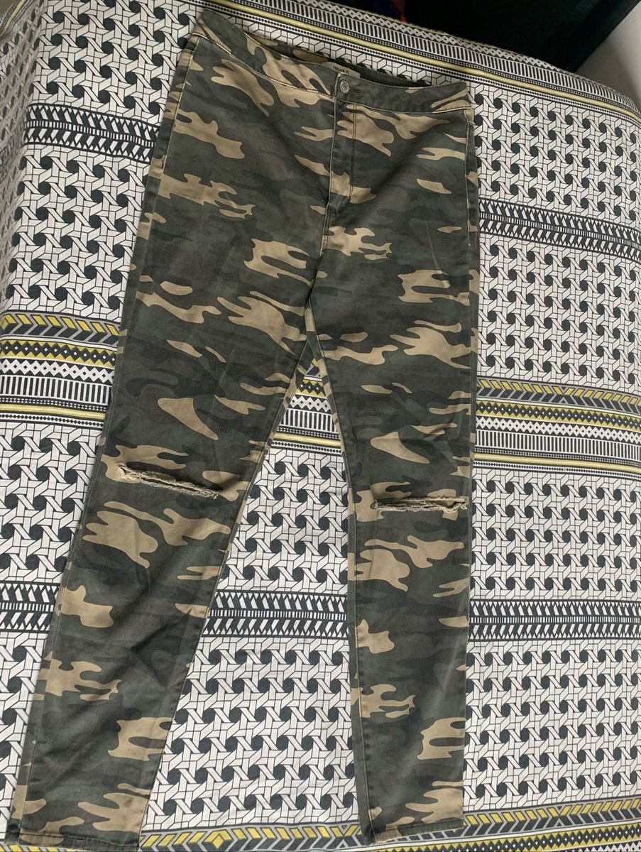 calça camuflada forever 21