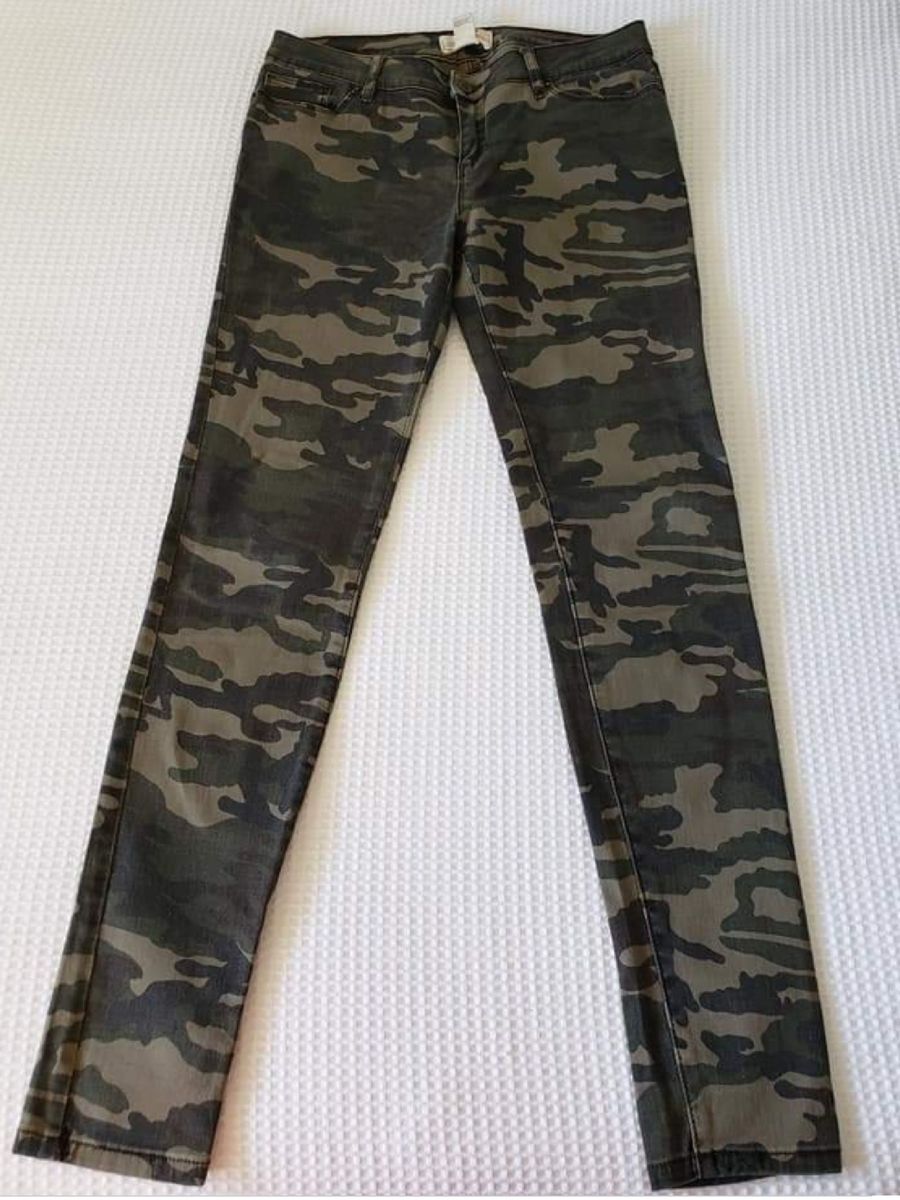 calça camuflada forever 21