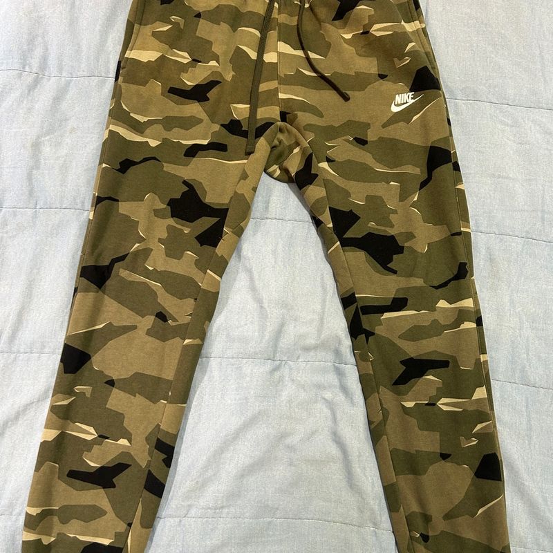 Calça camuflada sale nike