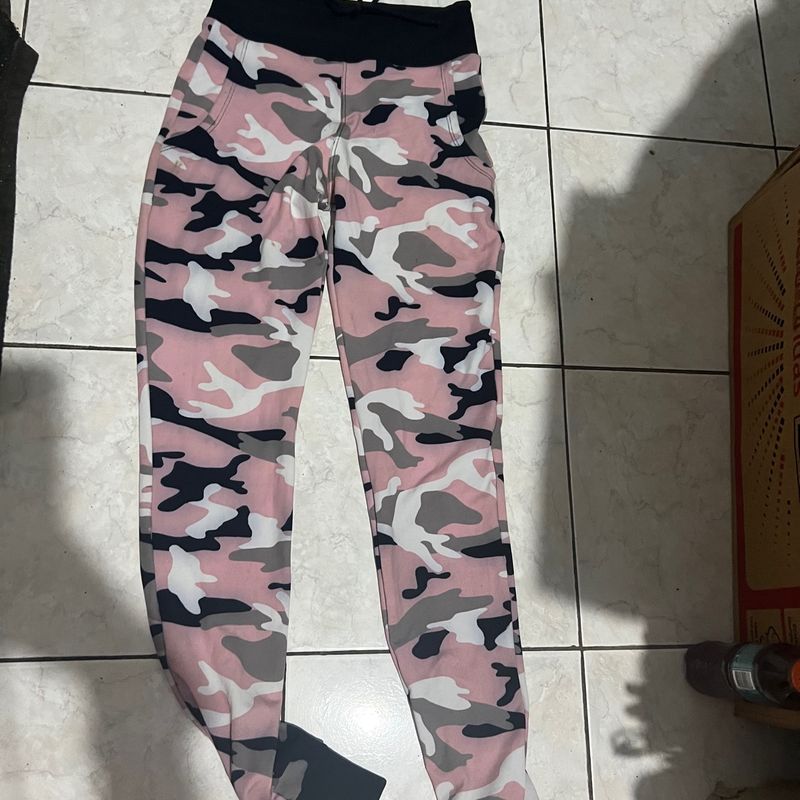 Calca store camuflada rosa