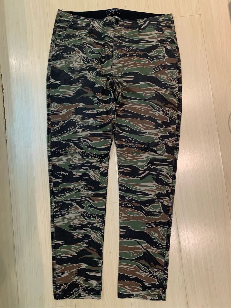 calça camuflada forever 21