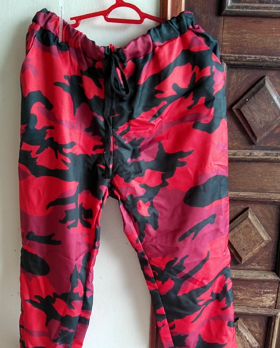 calça vermelha camuflada