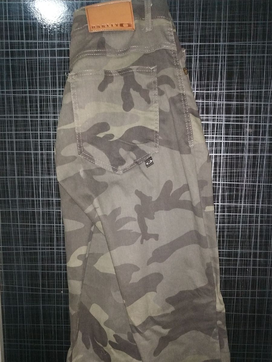 calça camuflada da oakley