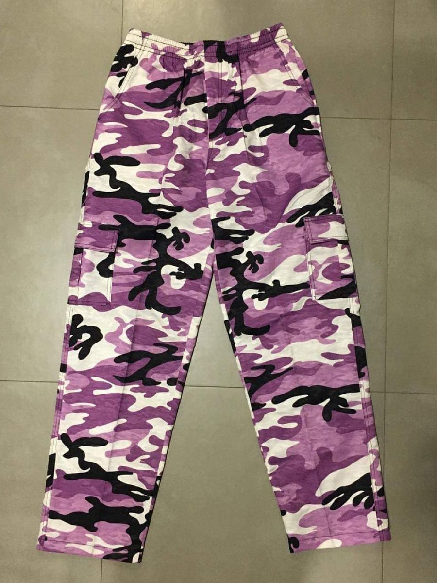 calça camuflada roxa
