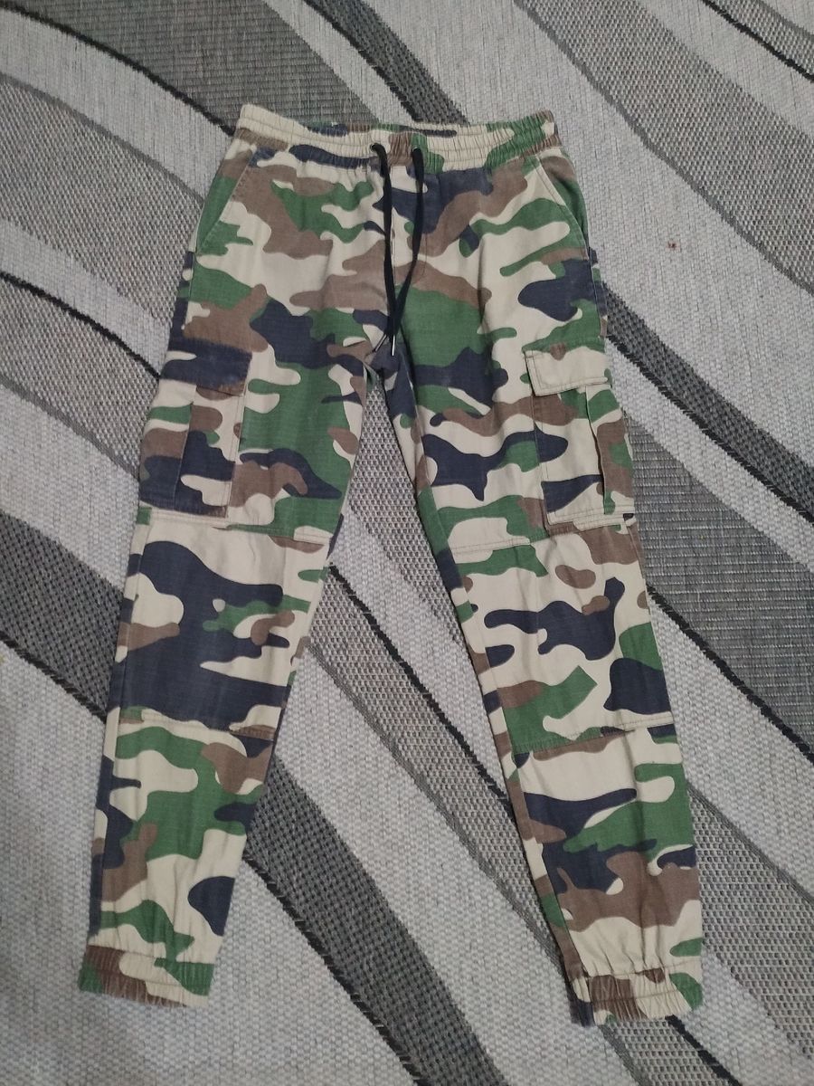 calça camuflada forever 21