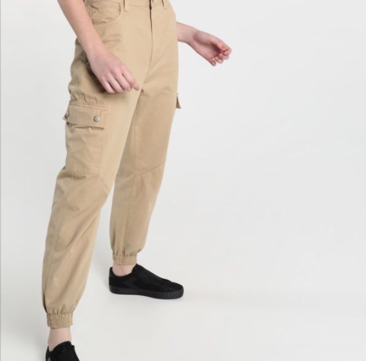 calça cargo bege feminina