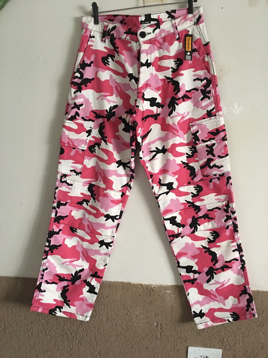 calça cargo camuflada rosa