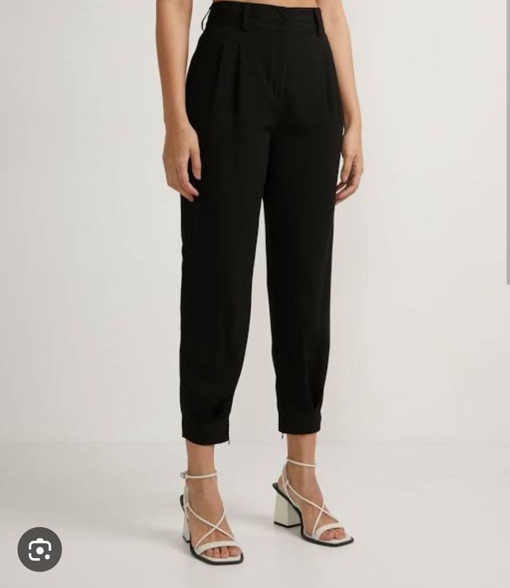 Calça Cenoura em Crepe com Pregas e Zíper Na Barra 40 Renner