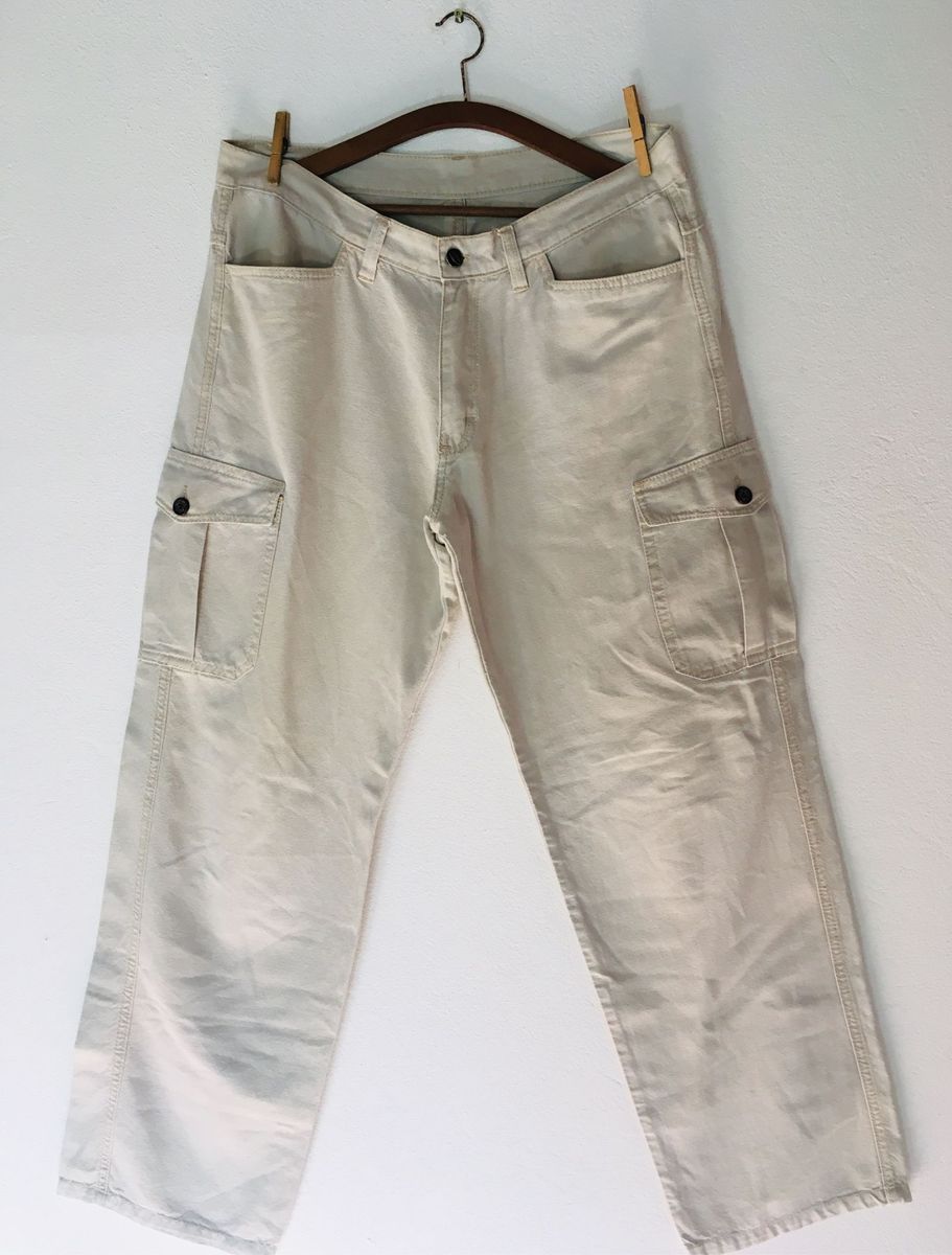 calça cheia de bolsos