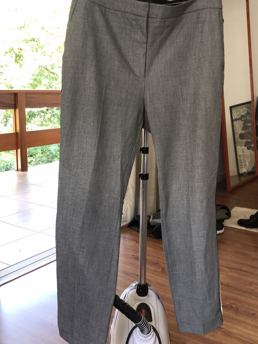 calça cinza com listra lateral
