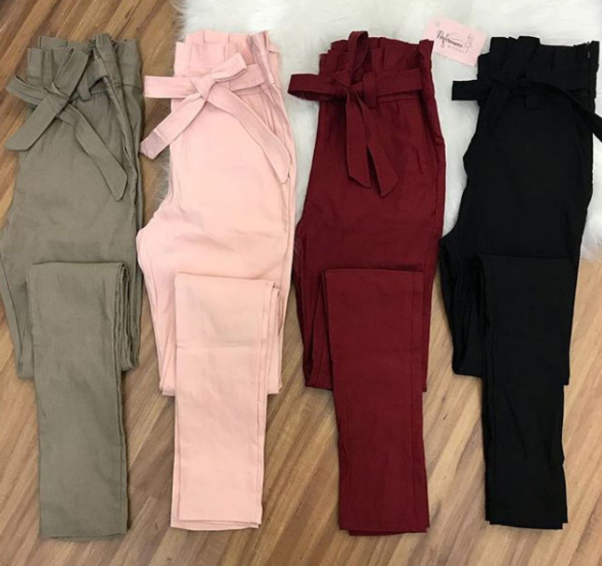 calça com laço