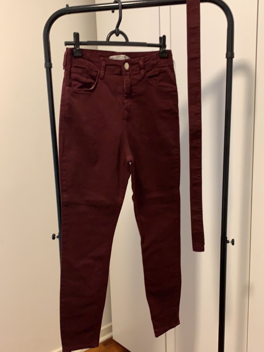 calça jeans vinho feminina