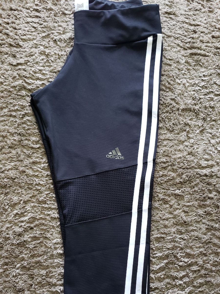 calça preta com listra branca na lateral adidas