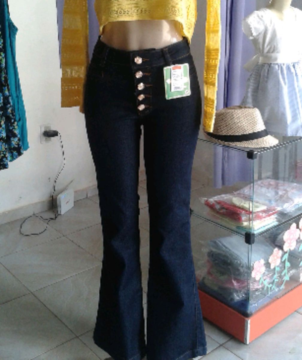 calça cos alto boca de sino