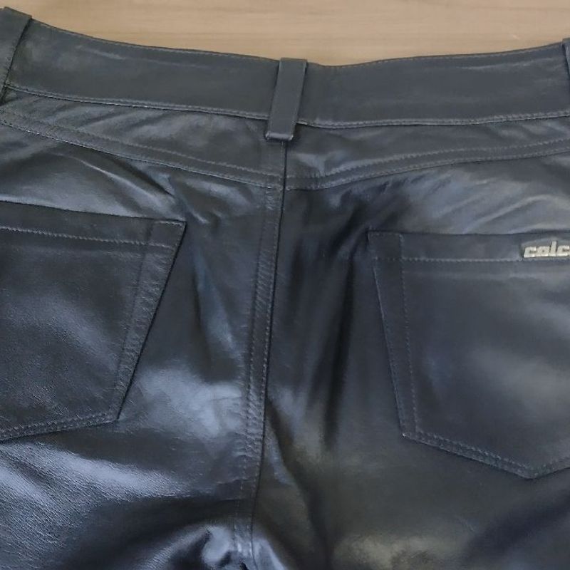 Calça couro hot sale colcci