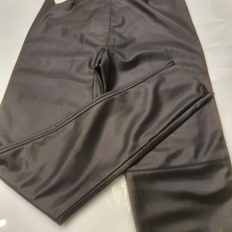 Calça Couro Zara . Preta . com 1% Elastano