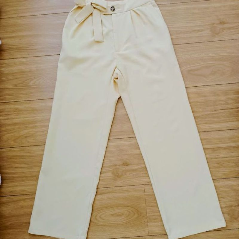 calça cintura alta creme SHEIN