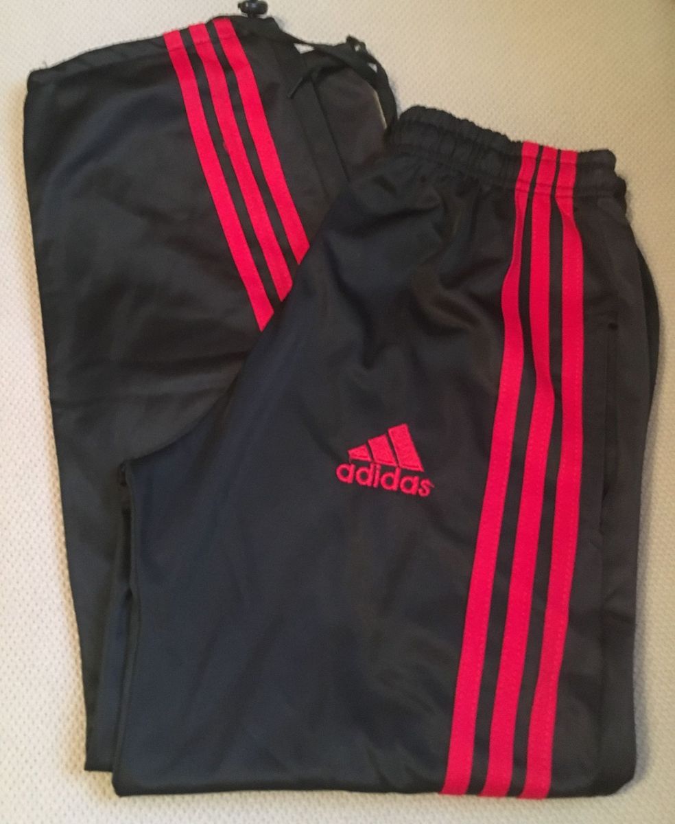 calça adidas preta com listras vermelhas