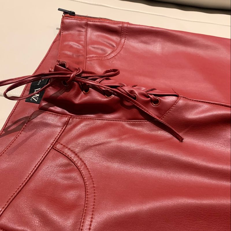 Calça de Couro Zara Vermelha com Zíper e Amarração para Ajustar Na
