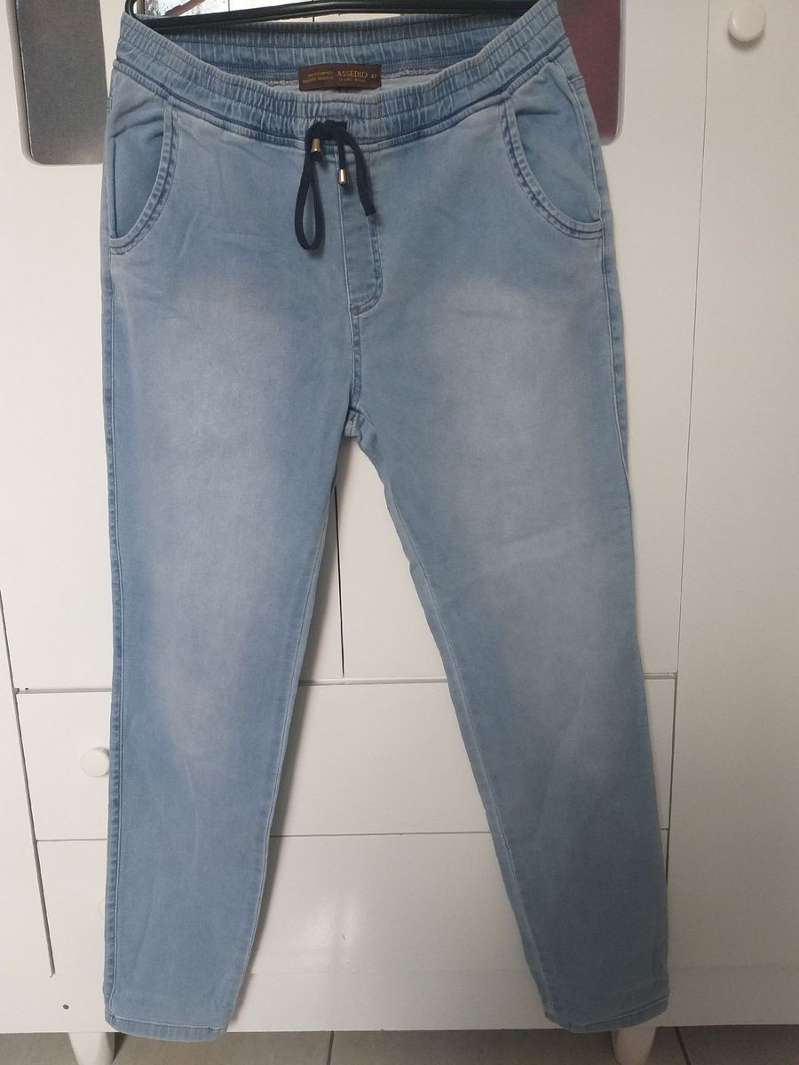 calça jeans assédio