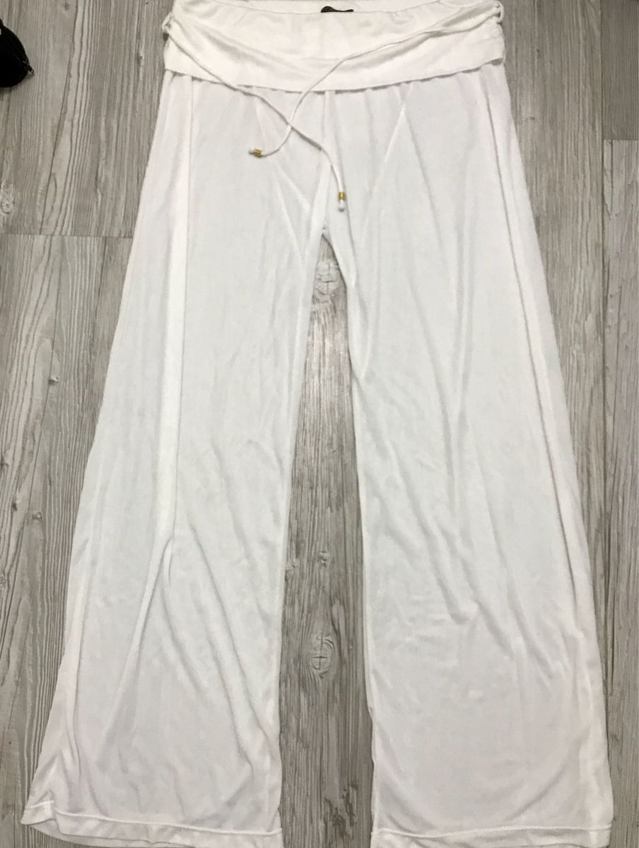 calça branca de praia