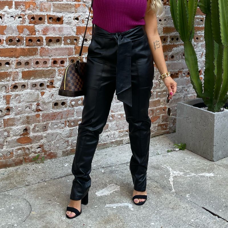 Calça em Couro Ecológico com Amarração Preta Nunca Usado