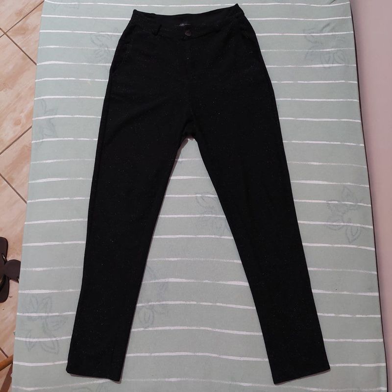 Calça em Malha Grossa Preta, Detalhes Just Be Usado