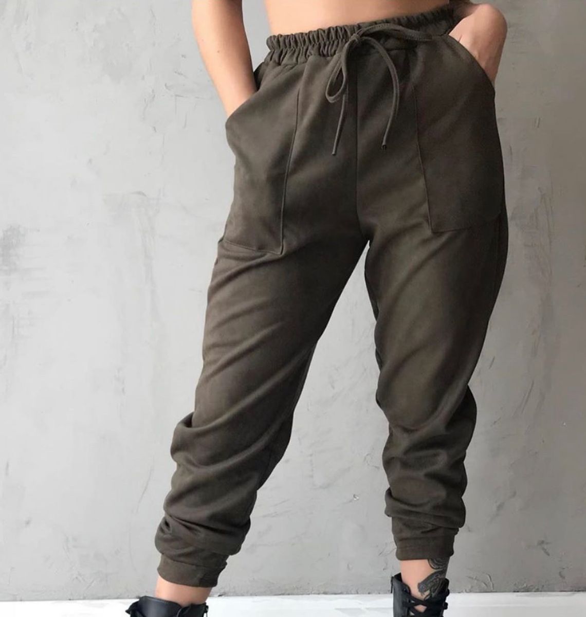 calça de suede