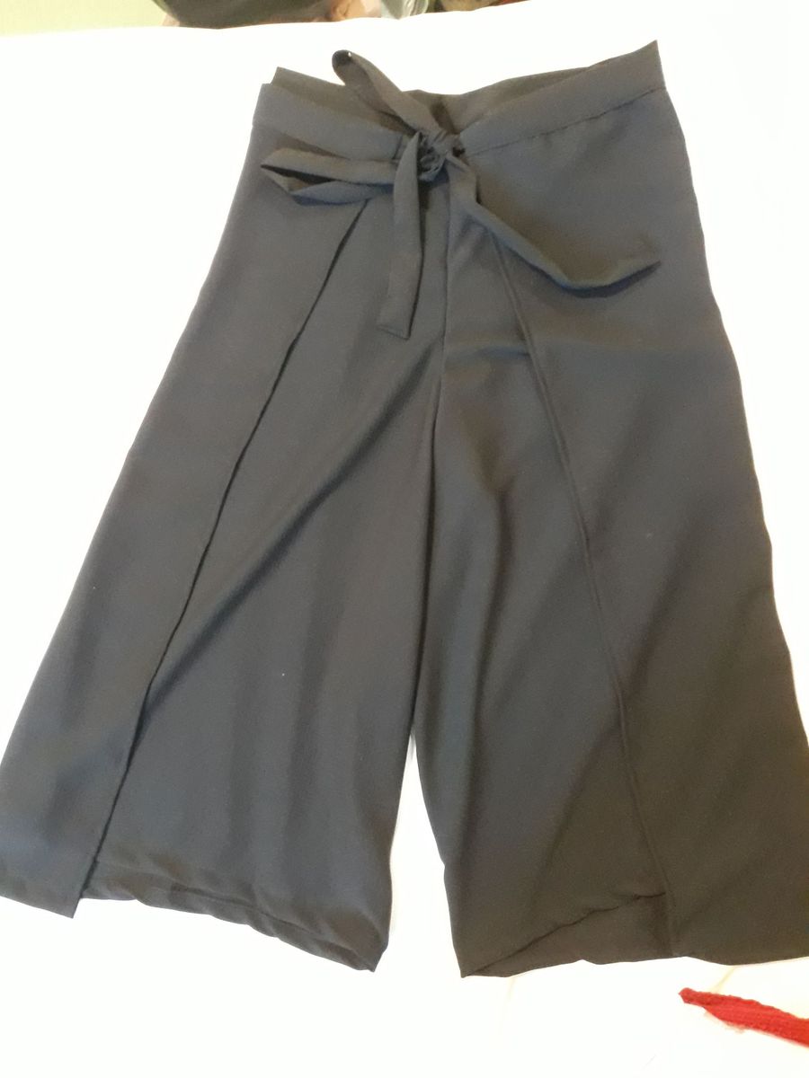 calça envelope preta curta