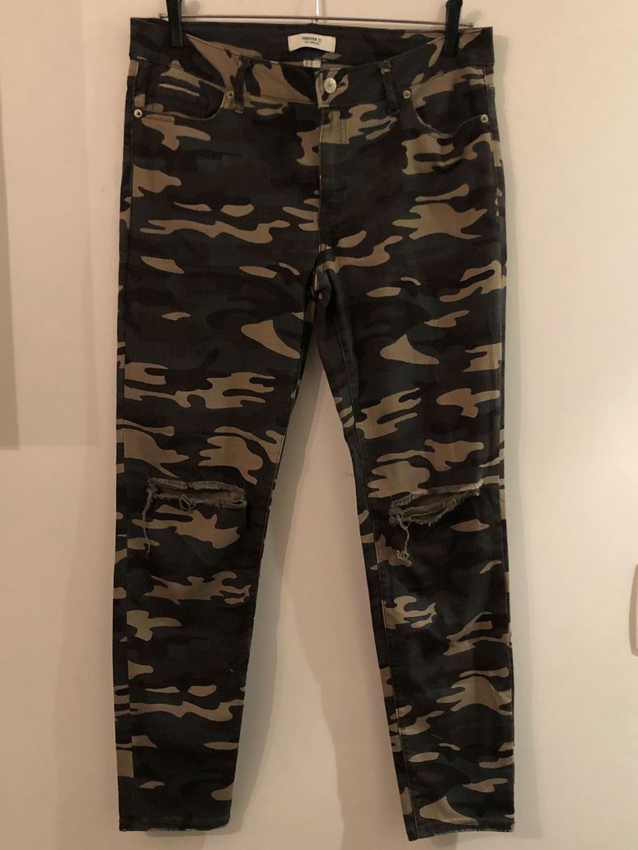 calça jeans estampa militar