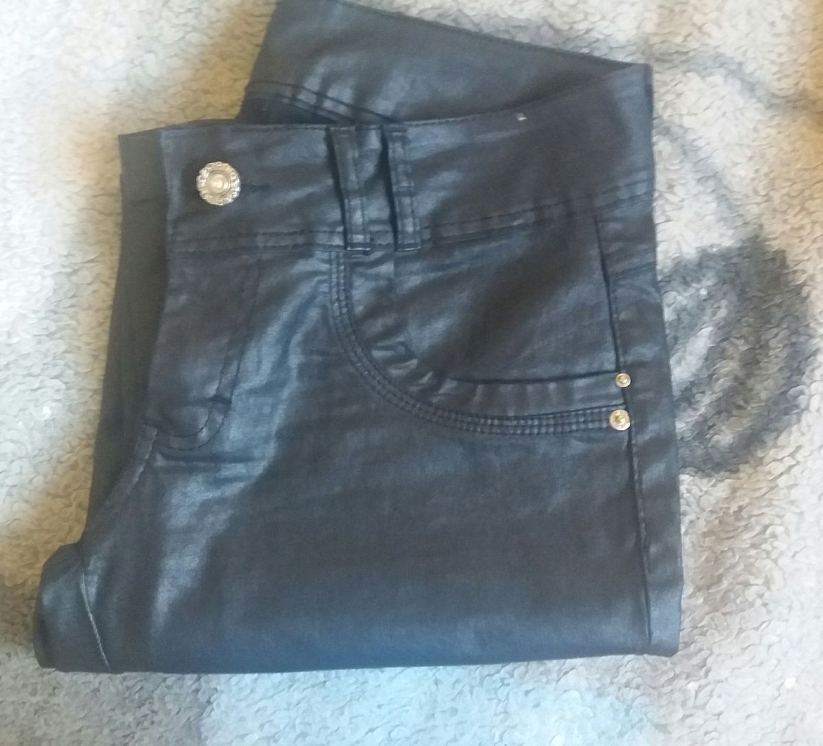 calça jeans couro feminina