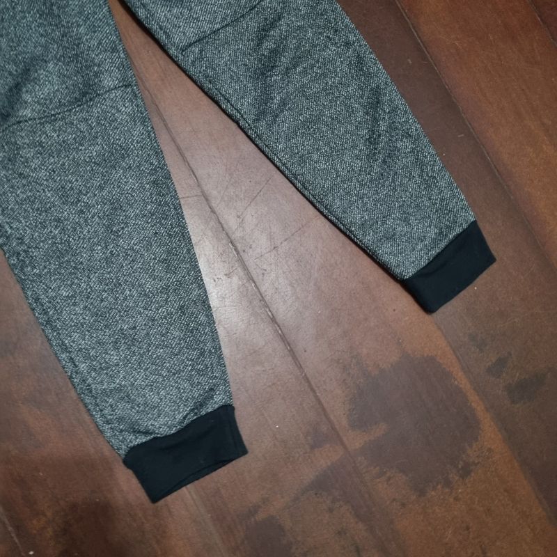 Calça Feminina Jogger em Moletom com Recortes Cinza Mescla Escuro