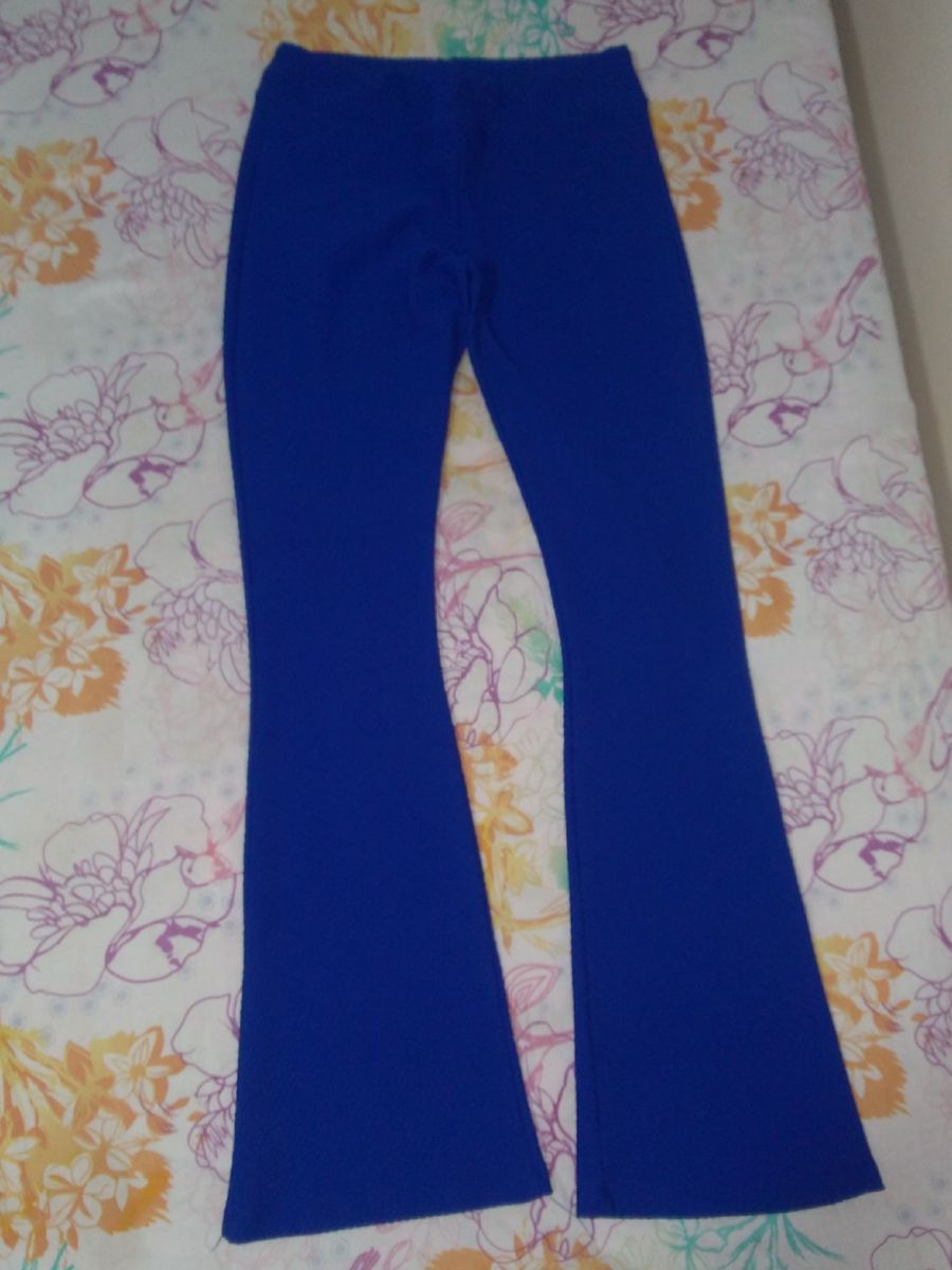 calça flare azul