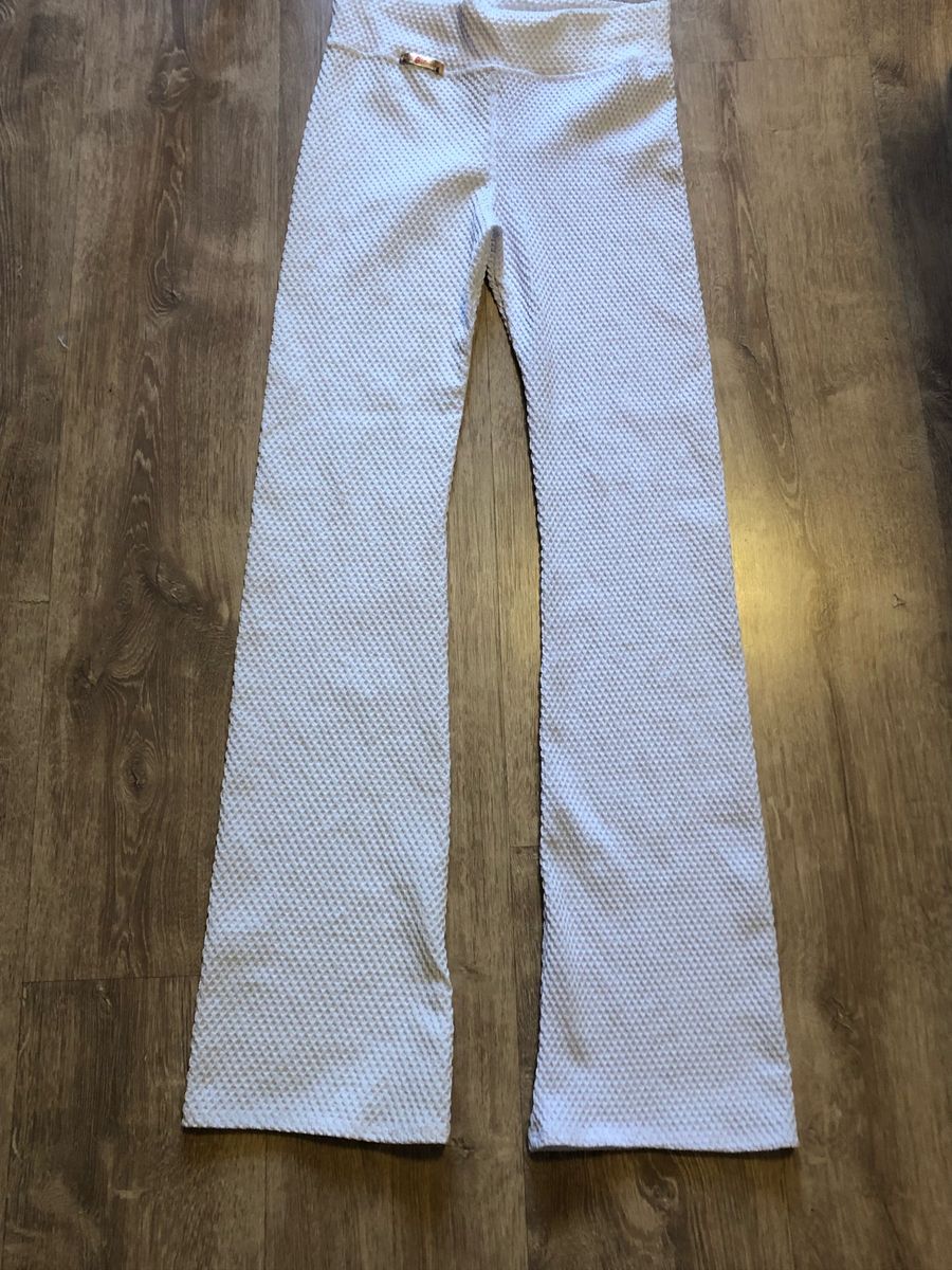 calça flare branca malha