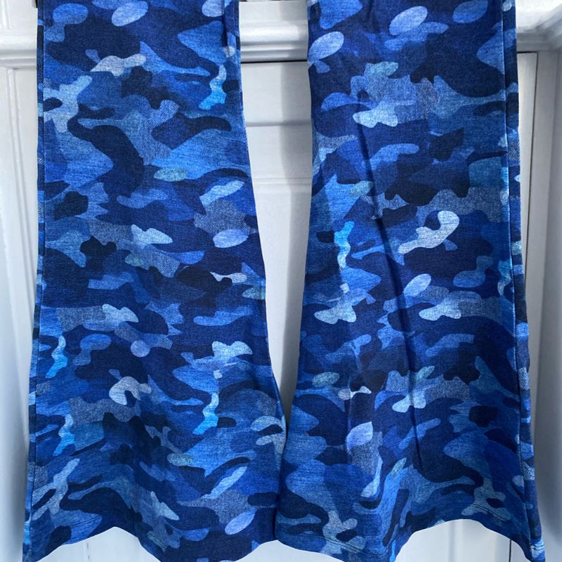 Calça store flare camuflada