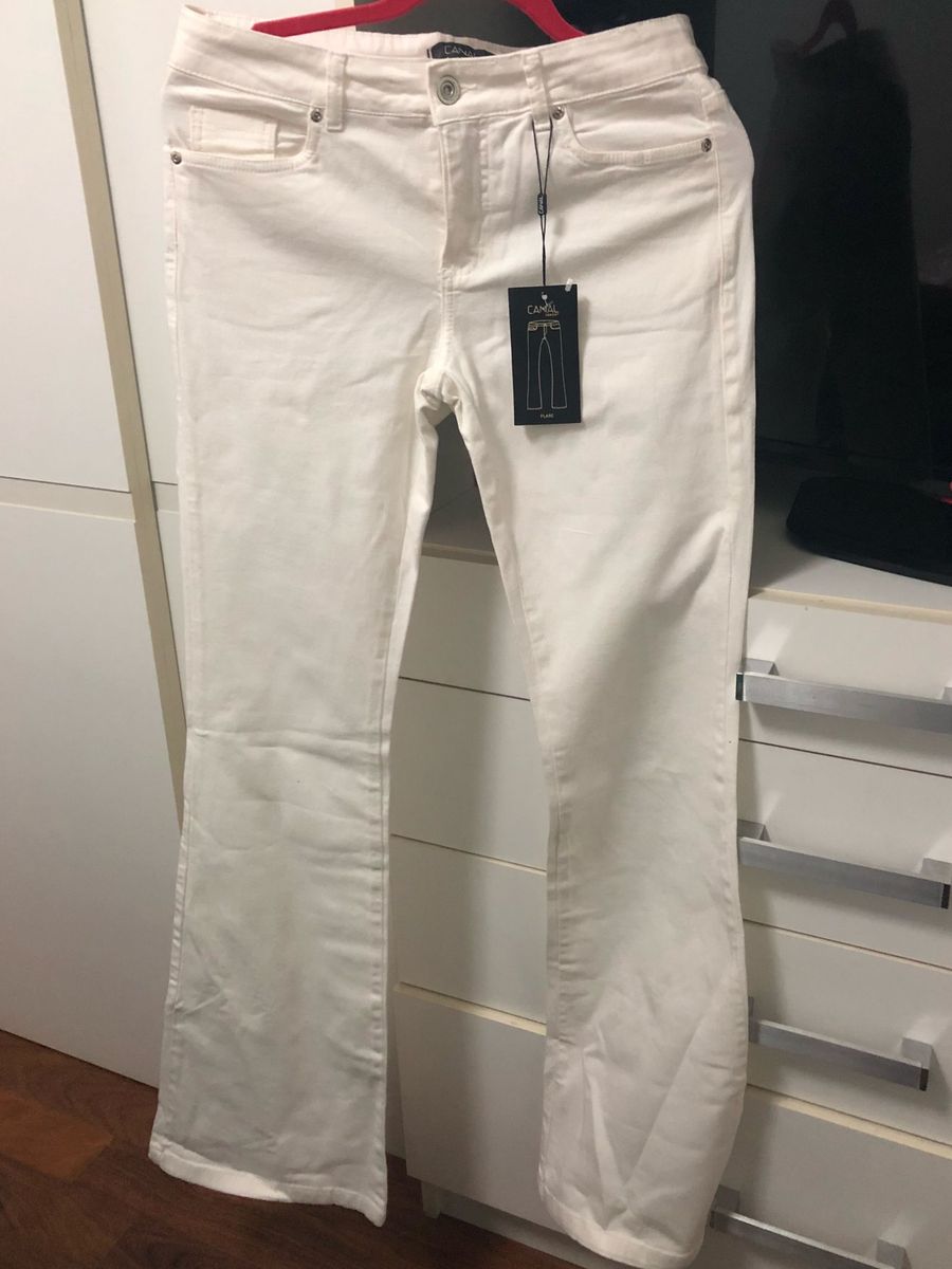 calça flare off white