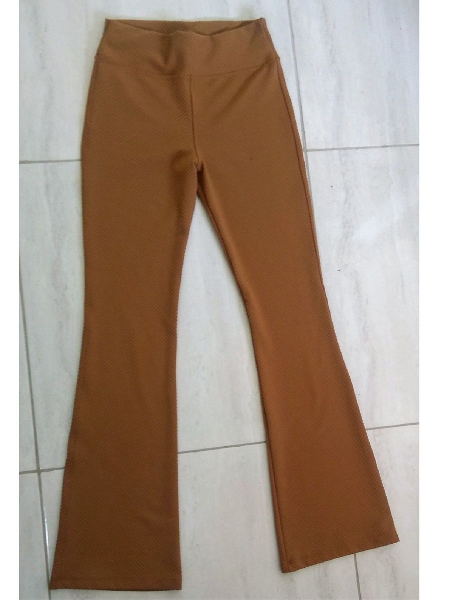 calça flare cor caramelo